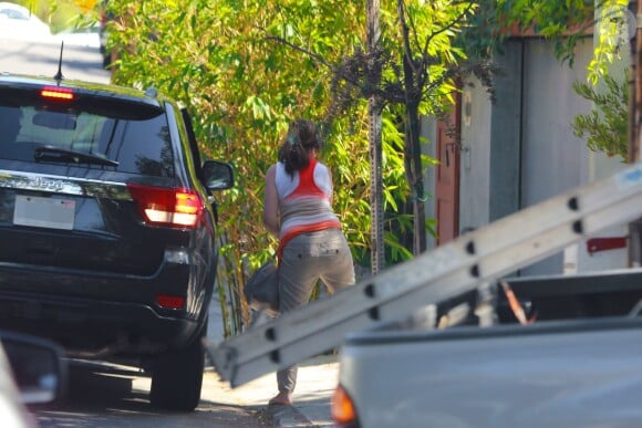La mère de Ryan Gosling, Donna, se rendant chez Eva Mendes pour voir sa petite-fille Esmeralda le 17 septembre 2014 à Los Angeles