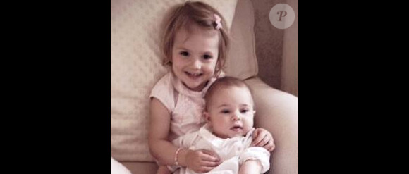 Les princesses Estelle et Leonore de Suède. La princesse Madeleine de Suède a publié en septembre 2014 cette photo de sa fille avec sa cousine. ''Précieux moments.''