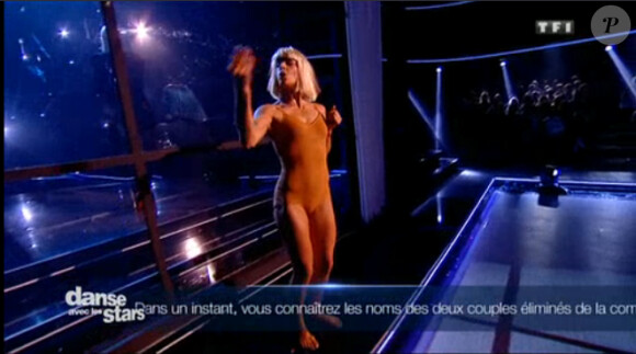 Fauve Hautot sur Chandelier de Sia, en présence de l'artiste, le 1er novembre 2014 sur TF1.