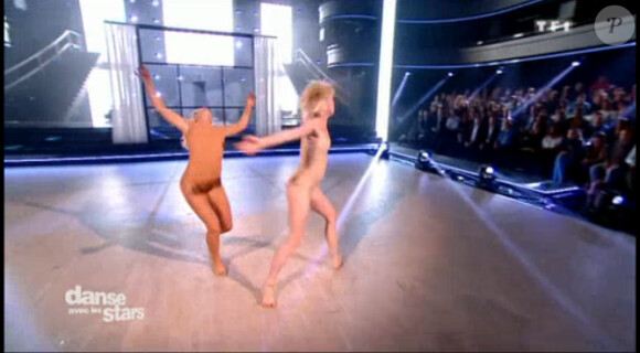 Fauve Hautot sur Chandelier de Sia, en présence de l'artiste, le 1er novembre 2014 sur TF1.