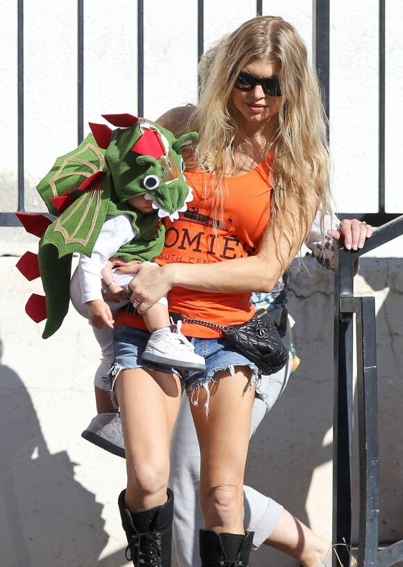 Exclusif - Fergie avec son fils Axl dans les rues de Brentwood, le 1er novembre 2014. Axl, déguisé en dinosaure, fait ses premiers pas en public. 