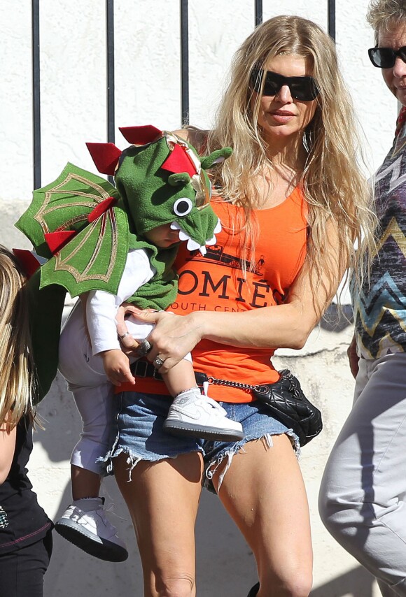 Exclusif - Fergie avec son fils Axl déguisé en dinosaure à Brentwood, le 1er novembre 2014. 