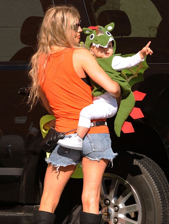 Exclusif - Fergie, son mari Josh Duhamel et leur fils Axl sont allés prendre leur petit déjeuner au lendemain d'Halloween au Early World Restaurant à Brentwood, le 1er novembre 2014. Axl, déguisé en dinosaure, fait ses premiers pas en public.