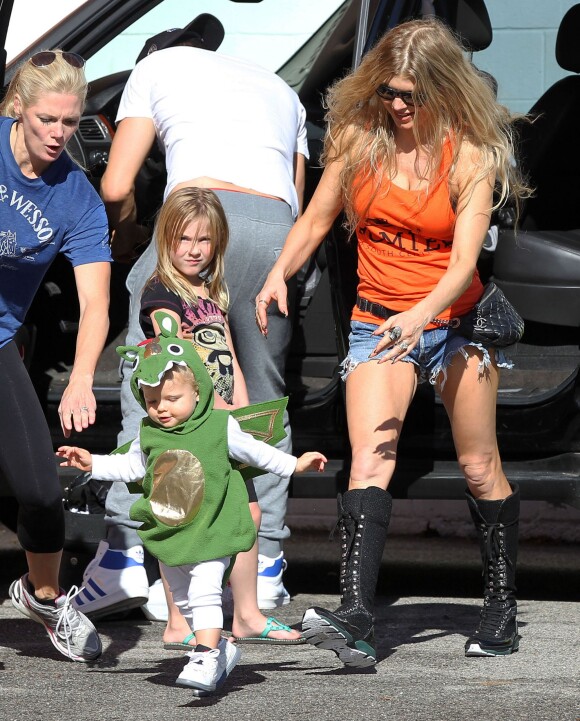 Exclusif - Fergie, son mari Josh Duhamel et leur fils Axl sont allés prendre leur petit déjeuner au lendemain d'Halloween au Early World Restaurant à Brentwood, le 1er novembre 2014. Axl, déguisé en dinosaure, fait ses premiers pas en public.