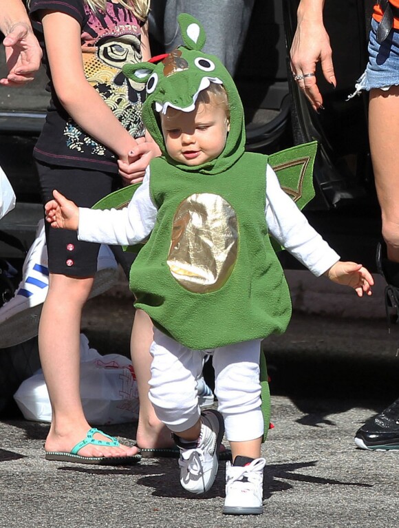 Exclusif - Fergie, son mari Josh Duhamel et leur fils Axl dans les rues de Brentwood, le 1er novembre 2014. Axl, déguisé en dinosaure, fait ses premiers pas en public.