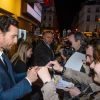 Matthew McConaughey signe des autographes en arrivant à la première du film Interstellar au Grand Rex à Paris le 31 octobre 2014
