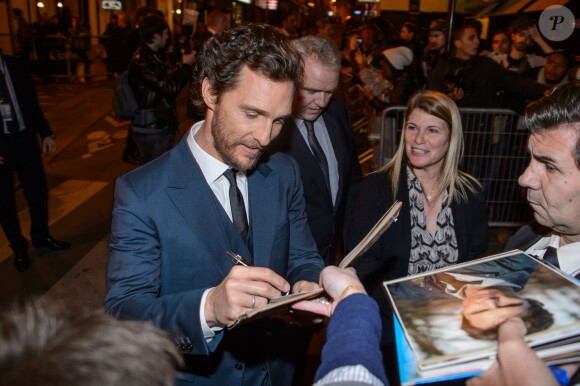 Matthew McConaughey signe des autographes en arrivant à la première du film Interstellar au Grand Rex à Paris le 31 octobre 2014