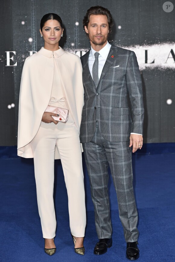 Mathew McConaughey et sa femme Camila Alves en Georges Hobeika lors de l'avant-première du film Interstellar à Londres le 29 octobre 2014