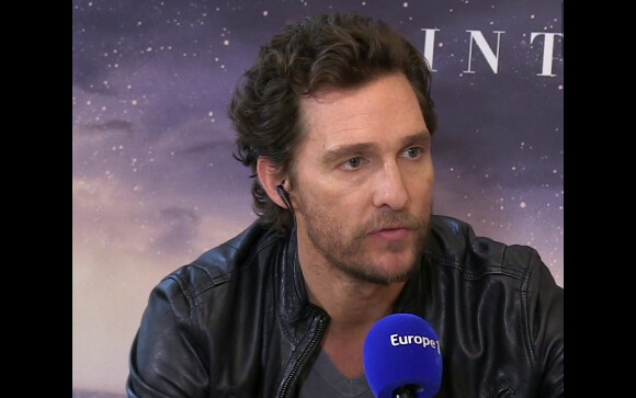 Matthew McConaughey parle de son Oscar au micro de Nikos Aliagas dans Sortez du cadre sur Europe 1 à l'occasion de la sortie, le 5 novembre 2014, d'Interstellar.