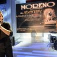 Michael Moreno chante lors de l'émission Vivement Dimanche consacrée à son père Jean Reno sur France 2 diffusée le 21 mars 2010
