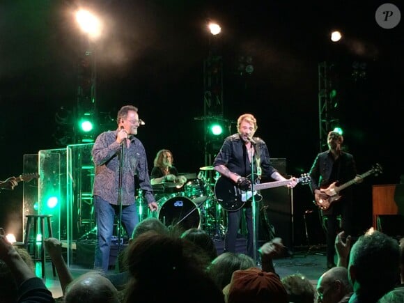 Jean Reno est monté sur scène pour chanter "Toute la musique que j'aime" - Johnny Hallyday était en concert au "Beacon Theatre" à New York le 6 mai 2014