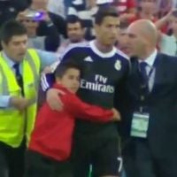 Cristiano Ronaldo : Un fan se jette sur lui, le footballeur garde son calme