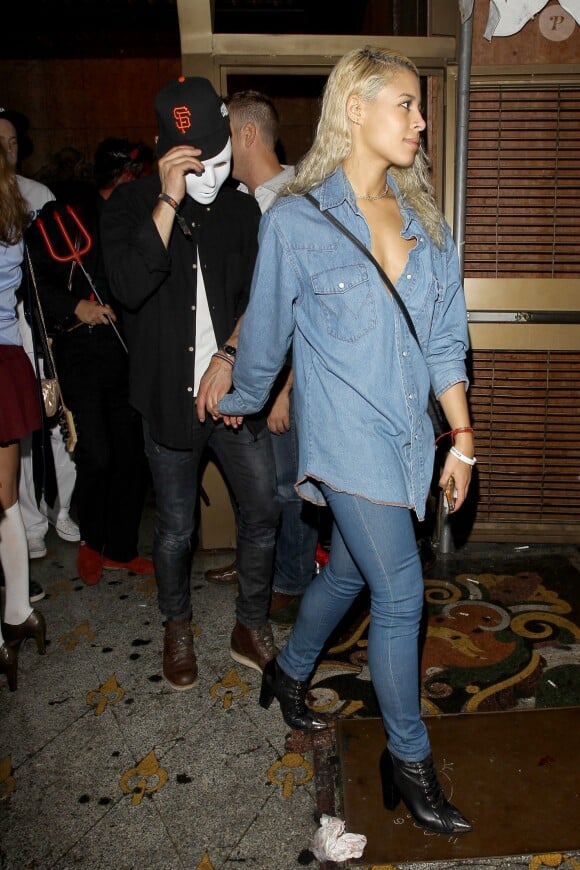 Zac Efron passe la soirée d'Halloween avec sa nouvelle girlfriend Sami Miro à Los Angeles, le 31 octobre 2014.