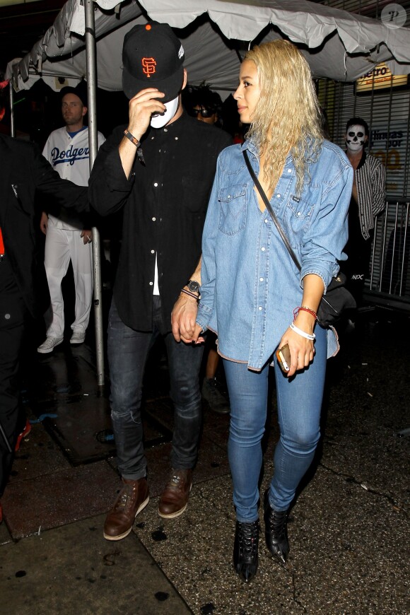 Zac Efron passe la soirée d'Halloween avec sa nouvelle girlfriend Sami Miro à Los Angeles, le 31 octobre 2014.