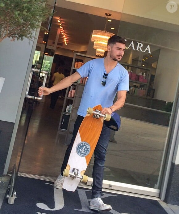 Zac Efron sort de chez le coiffeur à Los Angeles, le 30 octobre 2014. 