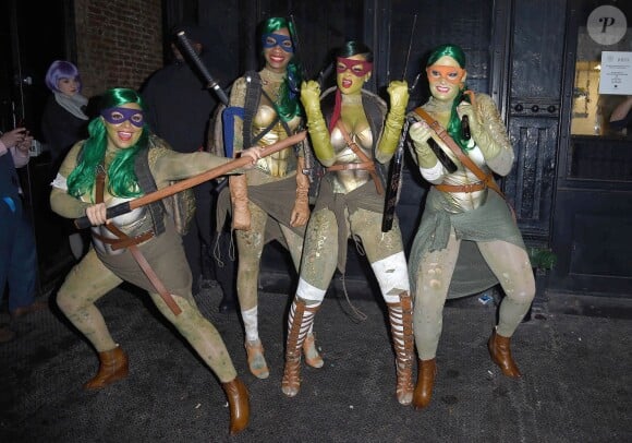 Rihanna et ses amies déguisées en Tortues Ninja pour Halloween. New York, le 31 octobre 2014.