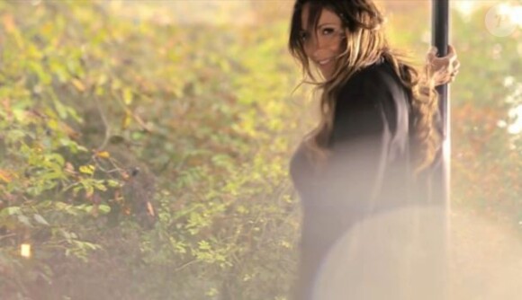 La chanteuse Hélène Ségara dans le clip de son nouveau single intitulé Tout commence aujourd'huidr