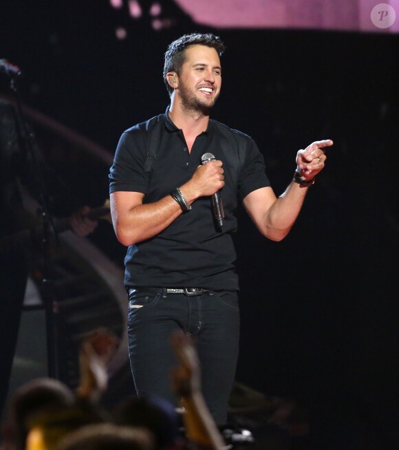 Luke Bryan sur la scène des CMA Awards à Nashville, le 5 novembre 2014.