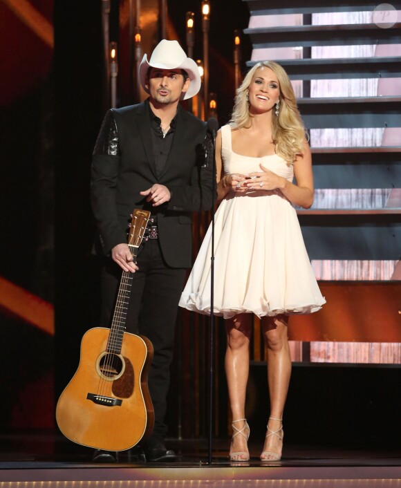 Brad Paisley et Carrie Underwood sur la scène des CMA Awards à Nashville, le 5 novembre 2014.