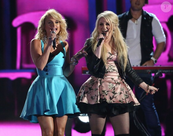 Miranda Lambert et Meghan Trainor sur la scène des CMA Awards à Nashville, le 5 novembre 2014.