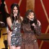 Kacey Musgraves et Loretta Lynn sur la scène des CMA Awards à Nashville, le 5 novembre 2014.