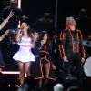 Ariana Grande et Little Big Town lors des CMA Awards à Nashville, le 5 novembre 2014.