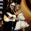 Hosts Brad Paisley et Carrie Underwood sur la scène des CMA Awards à Nashville, le 5 novembre 2014.