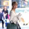 Taylor Swift sort avec un chat dans les bras à New York, le 16 septembre 2014, mais ce chat n'est pas son chat Meredith dont elle a mis une photo sur Instagram. Elle porte des chaussettes hautes et une jupe écossaise.  Singer Taylor Swift steps out with a cat in her hand on September 16, 2014 in New York City, New York. The cat in question wasn't her cat Meredith whom she's shared photos with on Instagram, so we'll just have to assume that this new kitten is Professor Cuddlesworth, with a PhD in adorableness.16/09/2014 - New York
