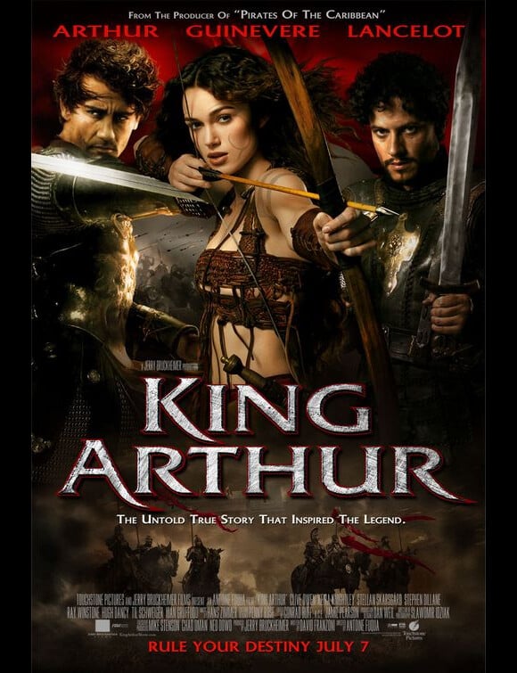 Keira Knightley sur l'affiche du film Le roi Arthur où elle juge qu'on lui a fait "une poitrine très étrange et tombante".