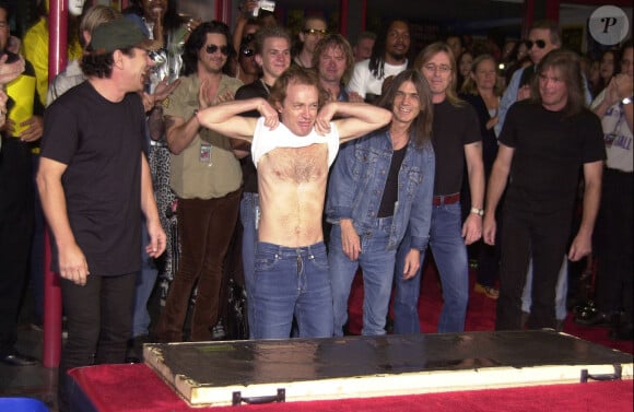 AC/DC (Brian Johnson, Angus Young, son frère Malcom, Phil Rudd et Cliff Williams) intronisé sur le Sunset Boulevard à Los Angeles le 15 septembre 2000.