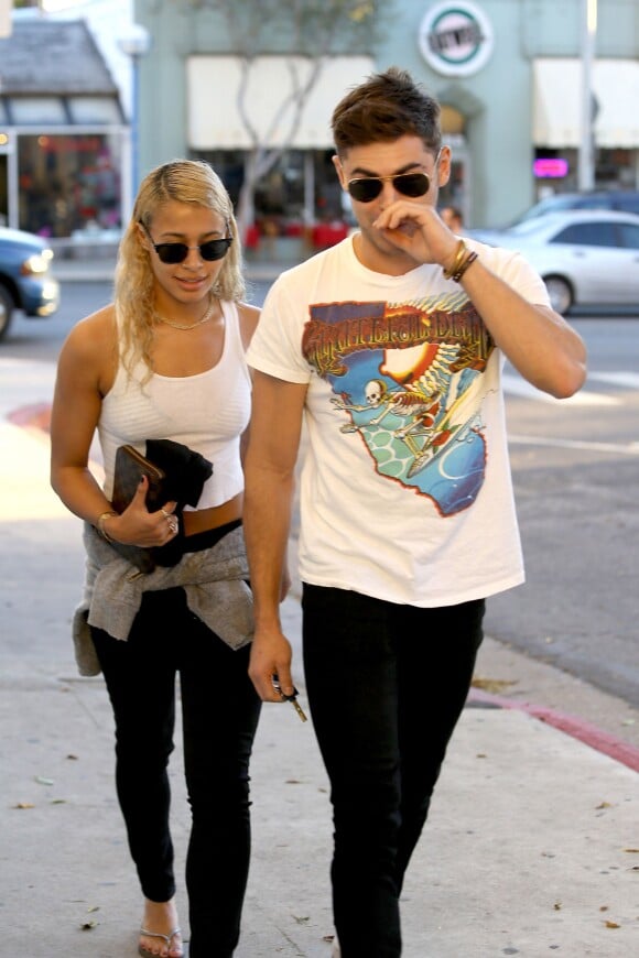 Zac Efron et sa chérie Sami Miro en promenade à Los Angeles, le 5 novembre 2014