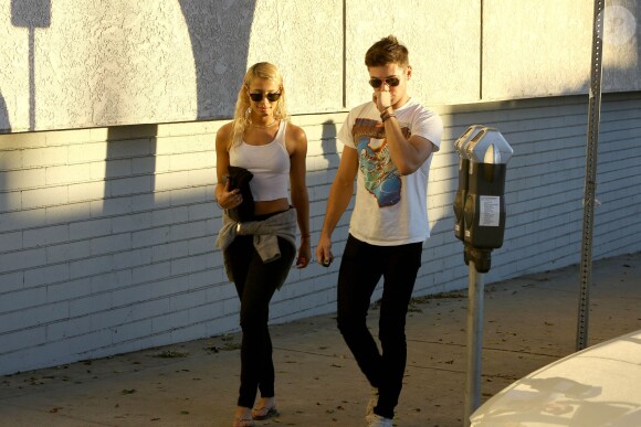 Le beau Zac Efron et sa chérie Sami Miro en promenade à Los Angeles, le 5 novembre 2014
