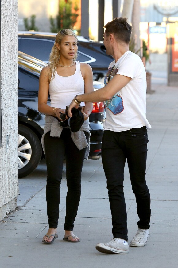 Zac Efron et Sami Miro en promenade à Los Angeles, le 5 novembre 2014