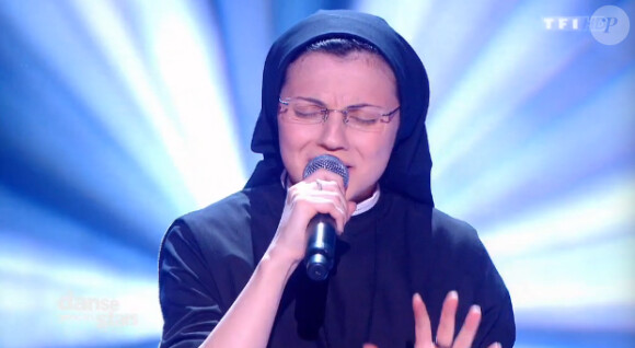 Soeur Cristina chante sa reprise de Like a Virgin dans Danse avec les stars 5, sur TF1, le samedi 8 novembre 2014