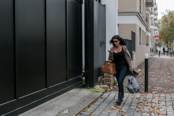 Ayem Nour arrivant à la SDPJ pour apporter des vêtements à Nabilla à Nanterre, le 8 novembre 2014.