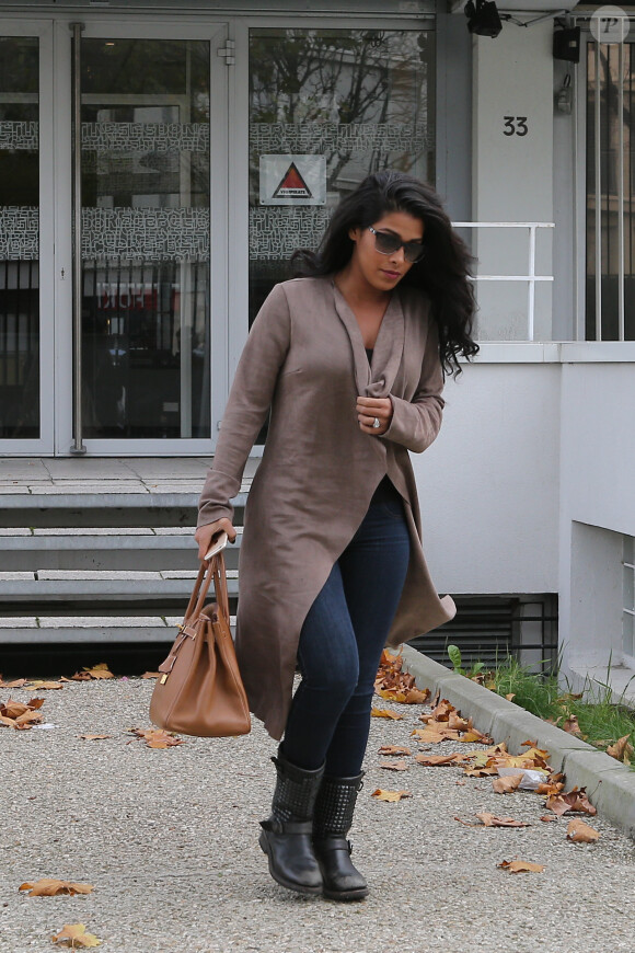 Ayem Nour arrivant à la SDPJ pour apporter des vêtements à Nabilla à Nanterre, le 8 novembre 2014.
