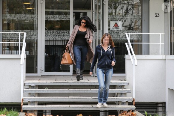 Ayem Nour arrivant à la SDPJ pour apporter des vêtements à Nabilla à Nanterre, le 8 novembre 2014.