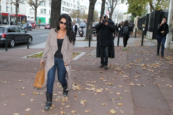 Ayem Nour arrivant à la SDPJ pour apporter des vêtements à Nabilla à Nanterre, le 8 novembre 2014.
