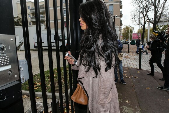 Ayem Nour arrivant à la SDPJ pour apporter des vêtements à Nabilla à Nanterre, le 8 novembre 2014.