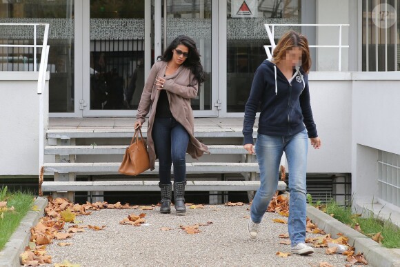Ayem Nour arrivant à la SDPJ pour apporter des vêtements à Nabilla à Nanterre, le 8 novembre 2014.