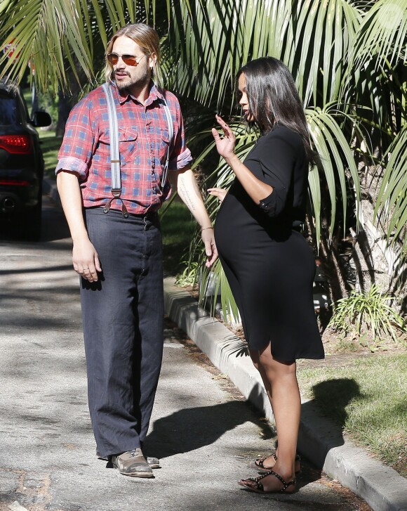 Zoe Saldana enceinte, et son mari Marco Perego à Beverly Hills, le 9 novembre 2014.