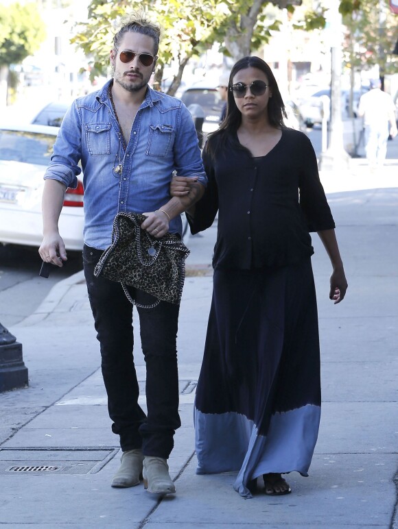 Zoe Saldana enceinte, est allée déjeuner avec son mari Marco Perego à Los Angeles, le 8 novembre 2014.