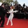 Mélanie Laurent et Quentin Tarantino dansent sur le tapis rouge. Vidéo de Getty Images
