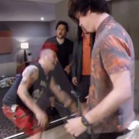 Fat Mike (NOFX) : Frappé, un fan se venge avec... un violent coup de pied