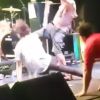 Fat Mike de NOFX frappe un fan lors d'un concert à Sydney le 5 novembre 2014d