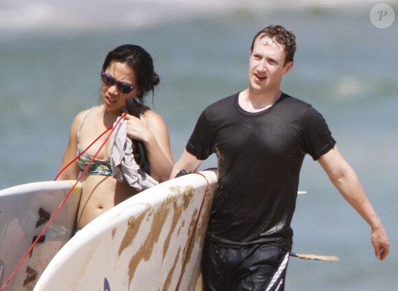 Exclusif - Mark Zuckerberg, patron de Facebook, et sa femme Priscilla en vacances a Hawaii, le 25 avril 2013  For germany call for price Exclusive - Mark Zuckerberg and his wife Priscilla head back onto the sand after enjoying an afternoon of surfing on April 25, 2013 in Kauai, Hawaii.25/04/2013 - Hawaii
