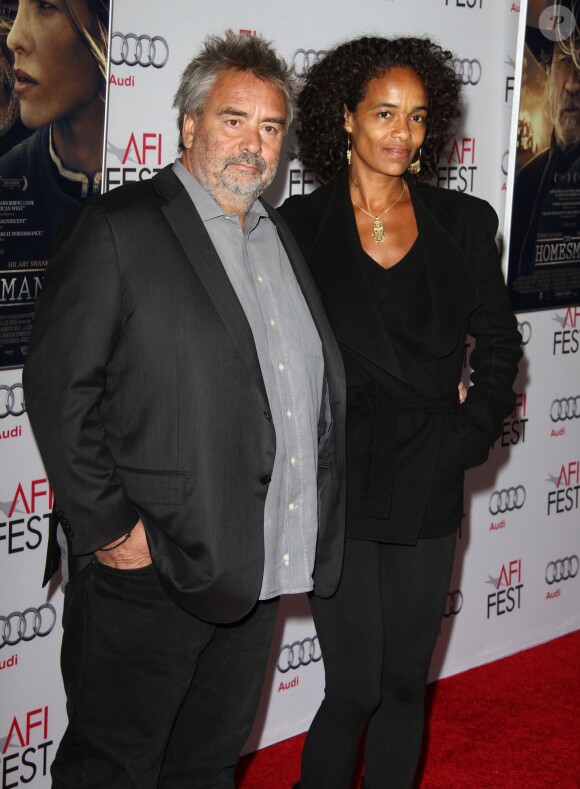 Luc Besson et sa femme Virginie Silla lors de l'avant-première du film The Homesman dans le cadre de l'AFI Fest le 11 novembre 2014 à Hollywood