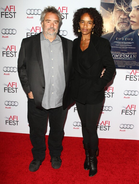 Luc Besson et sa femme Virginie Silla lors de l'avant-première du film The Homesman dans le cadre de l'AFI Fest le 11 novembre 2014 à Hollywood