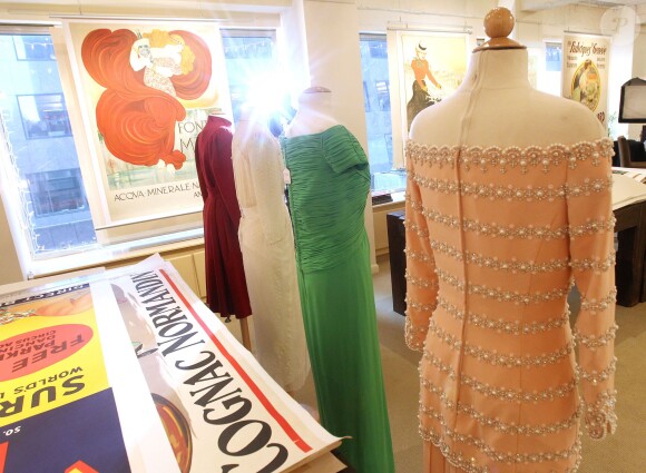 Cinq robes ayant appartenu à Lady Di seront au coeur de la vente aux enchères annuelle Icônes et Idoles de Julien's Auctions les 5 et 6 décembre 2014 à Beverly Hills. Les lots ont été présentés à la presse le 12 novembre 2014 à la Ross Art Gallery à New York.