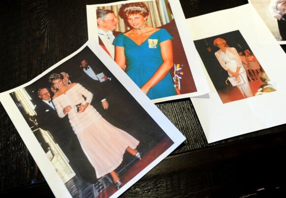 Cinq robes ayant appartenu à Lady Di seront au coeur de la vente aux enchères annuelle Icônes et Idoles de Julien's Auctions les 5 et 6 décembre 2014 à Beverly Hills. Les lots ont été présentés à la presse le 12 novembre 2014à la Ross Art Gallery à New York. -